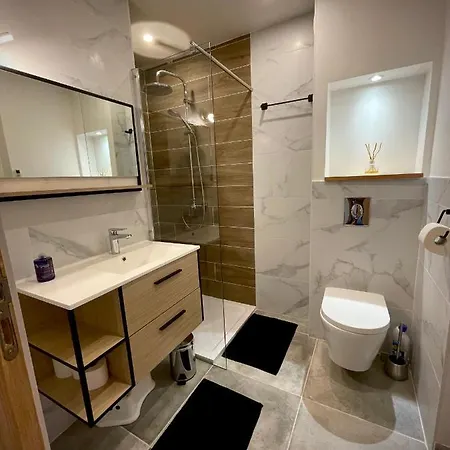 Très Bel Central, Au Calme Avec Balnéo Apartamento *